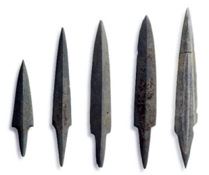 Stone arrowheads found in wooden coffins at Zasshonokuma